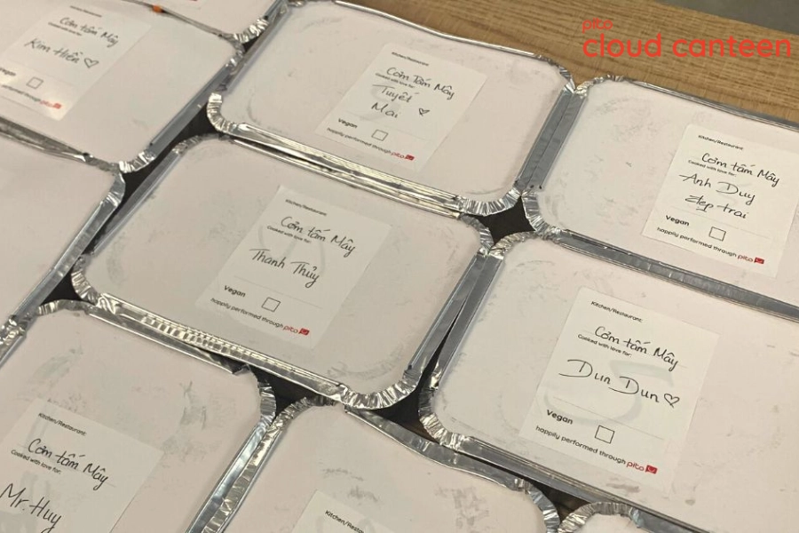 Dan-label-ten-nhan-vien-nhan-phan-an-PITO-Cloud-Canteen Nhân viên nhận phần cơm trưa có dán tên mình PITO Cloud Canteen