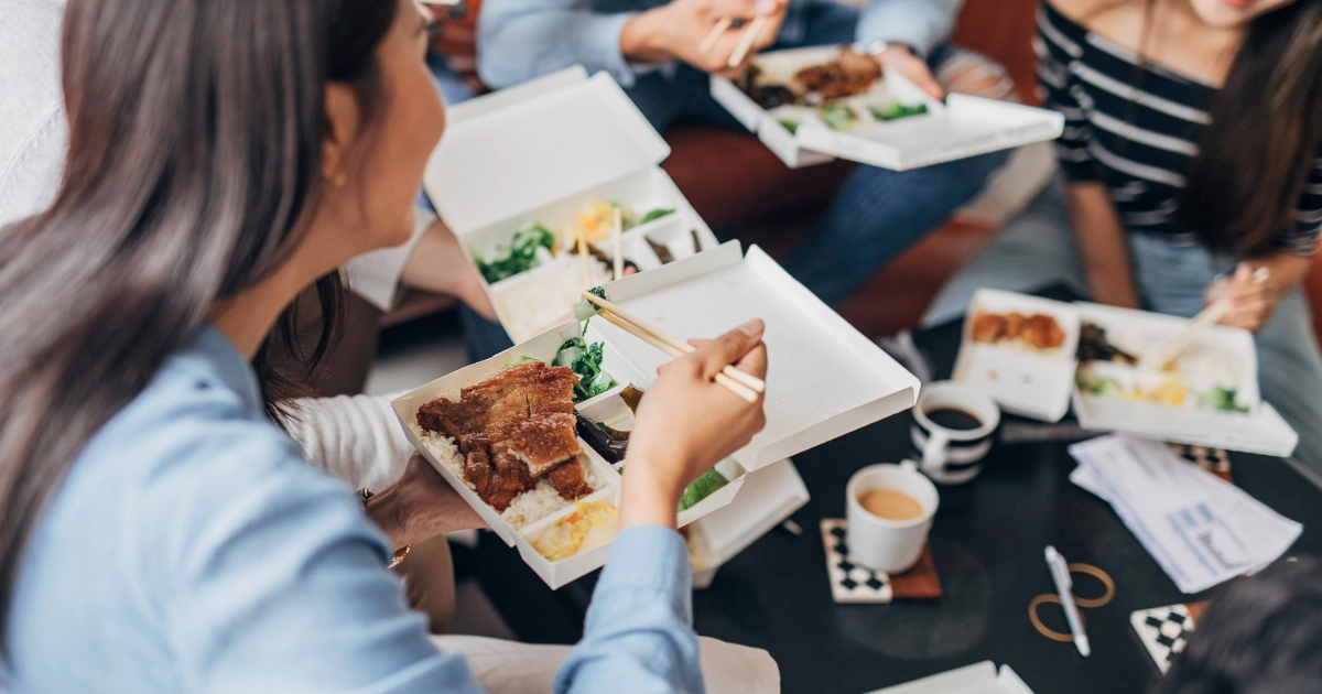 Điều cần tránh khi bạn dùng cơm trưa tại văn phòng