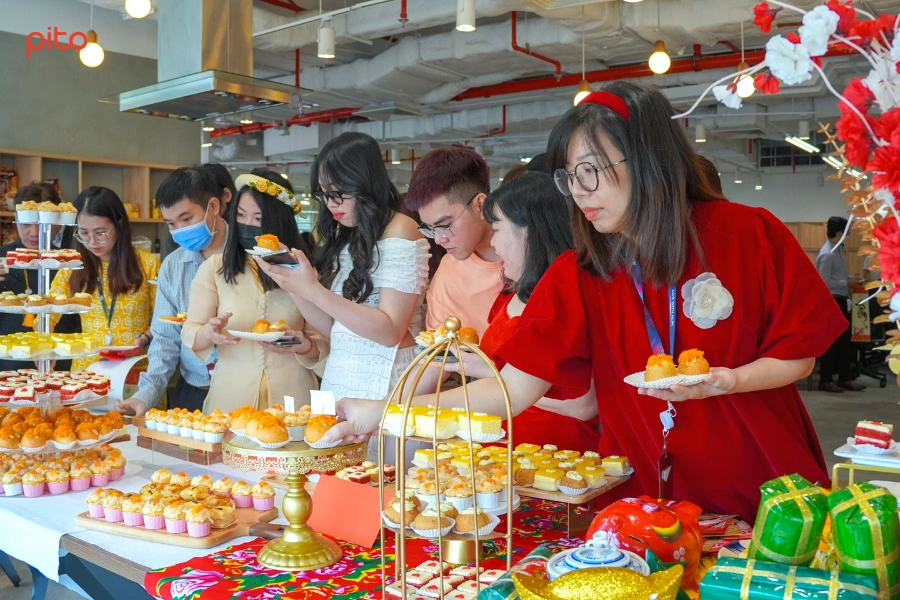 Nhan-vien-AIA-thuong-thuc-tiec-Tan-nien Nhân viên AIA thưởng thức tiệc Tân niên