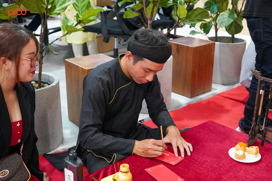 Ông đồ cho chữ tại Tiệc Tân niên AIA