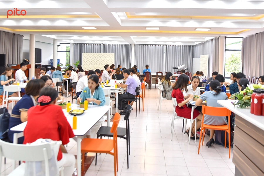 Y-bac-si-nhan-vien-benh-vien-da-lieu-an-trua Y bác sĩ nhân viên bệnh viện da liễu ăn trưa - PITO