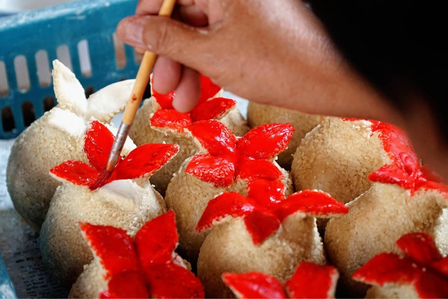 Làm bánh tài lộc cúng khai trương