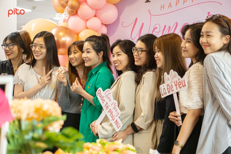 Nhân viên PwC check-in ngày 8/3 - PITO