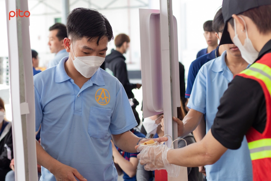Nhân viên nam Avery Dennison chọn kem