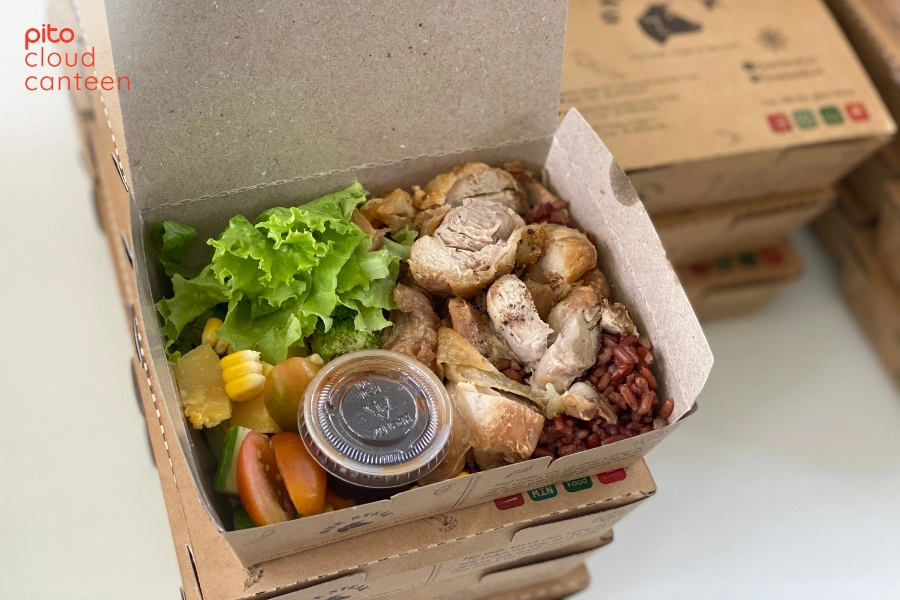 Ăn trưa healthy cơm gạo lứt gà nướng - PITO Cloud Canteen