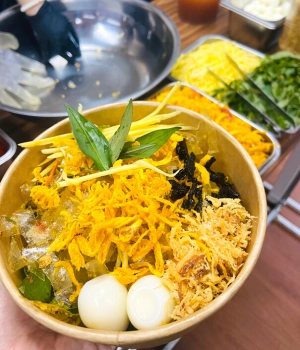 Bánh tráng trộn tại The Color Club