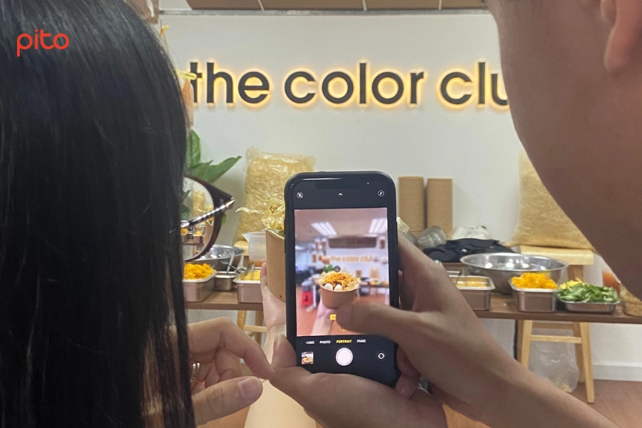 Cùng nhau chụp bánh tráng trộn