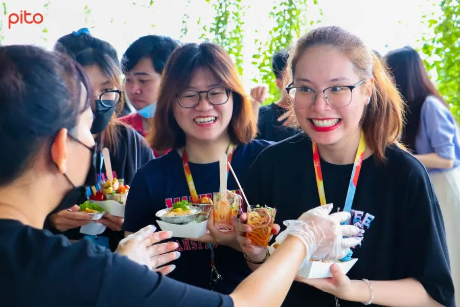 Happy-hour-nhan-vien-vui-ve Happy Hour giúp nhân viên giảm căng thẳng và vui vẻ hơn khi làm việc - PITO
