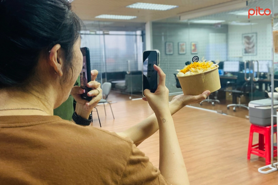 Khách chụp hộp bánh tráng trộn