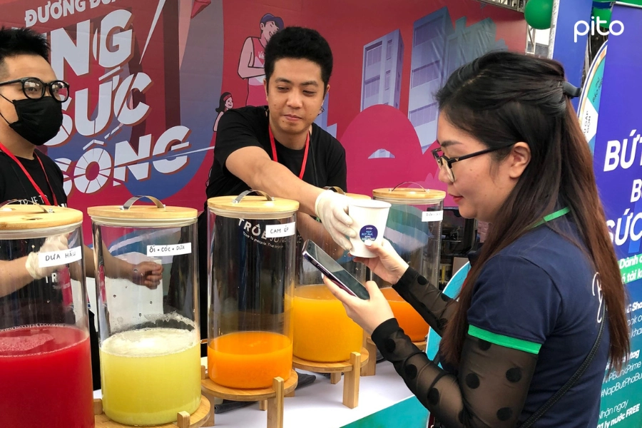 Khách tham gia hào hứng uống nước ép