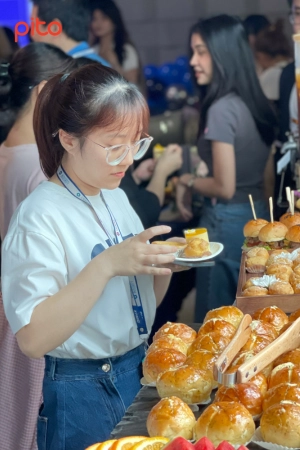 Nhân viên KPMG thưởng thức bánh Tea Break