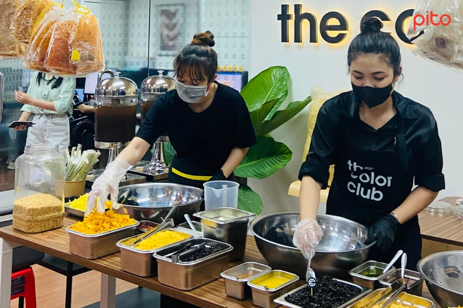 Nhan-vien-tron-banh-trang Nhân viên trộn bánh tráng