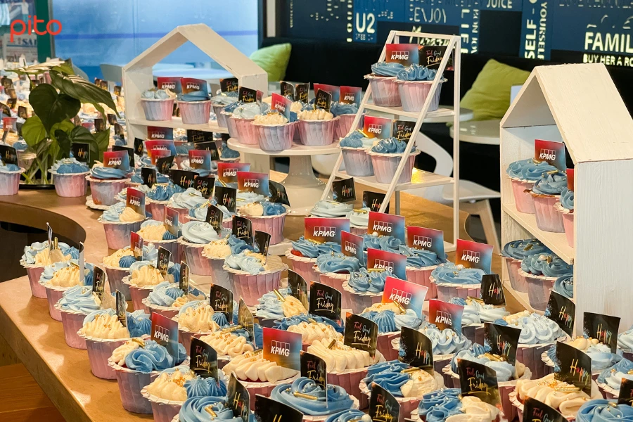 Banh-cupcake-da-sac-mau-khay-tangwebp Bánh cupcake đa sắc màu khay tầng