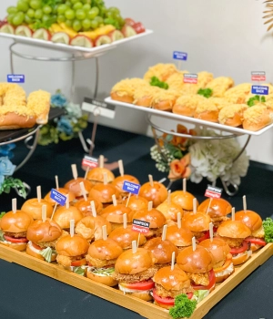 Burger mini trong tiệc Tea Break