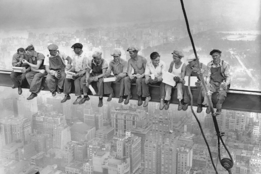 Cac-cong-nhan-an-trua-o-toa-nha-troc-troi-NY-PITO-Cloud-Canteen Các công nhân ăn trưa ở toà nhà trọc trời tại New York - PITO Cloud Canteen