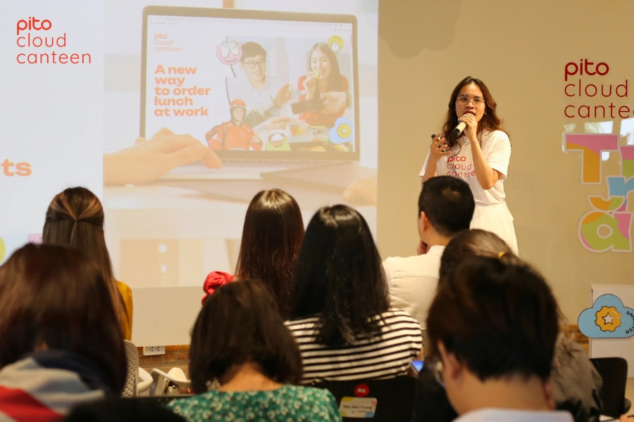 Chị Yến Trinh giới thiệu các tính năng của hệ thống đặt cơm trưa văn phòng PITO Cloud Canteen. 