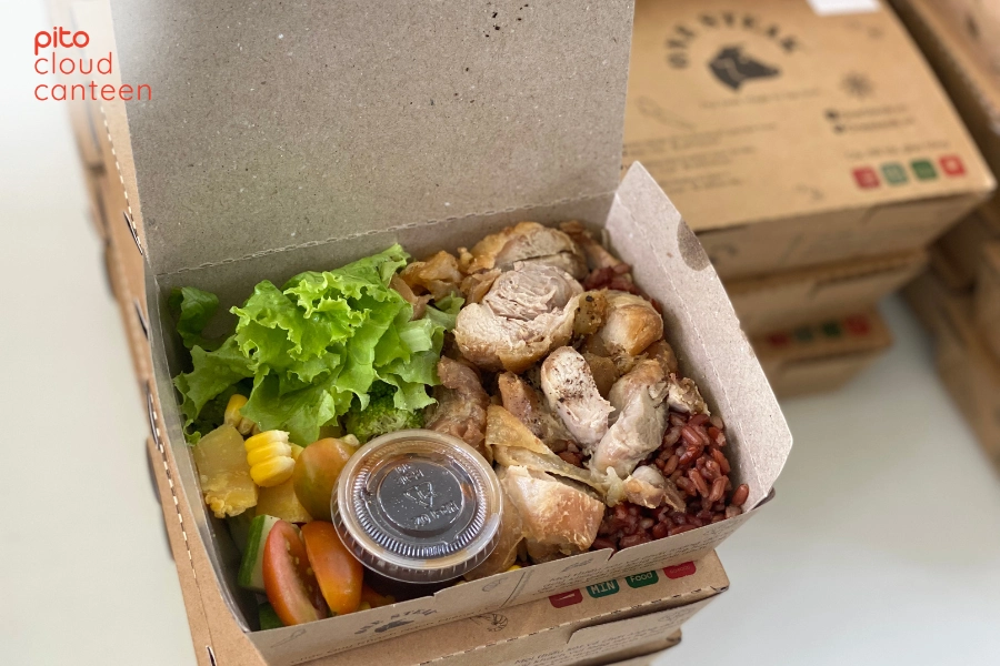 Cơm gạo lứt ức gà nướng cho bữa trưa giảm cân, eat clean của PITO Cloud Canteen