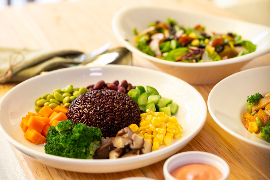 Han-che-an-tinh-bot-xau-an-nhieu-chat-xo-protein-cho-bua-trua-giam-can-PITO-Cloud-Canteen Bữa trưa giảm cân của nhân viên văn phòng cần lưu ý ăn nhiều chất xơ, protein và hạn chế tinh bột xấu - PITO Cloud Canteen