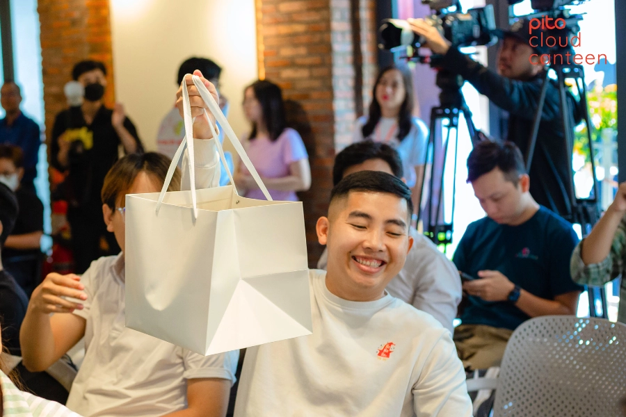 Khách mời thích thú với món quà bất ngờ từ PITO Cloud Canteen