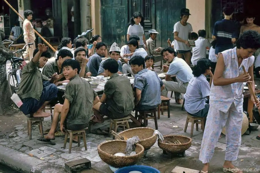 Quan-com-bui-binh-dan-o-Ha-Noi-nam-1991-1993-PITO-Cloud-Canteen Quán cơm bụi bình dân ở Hà Nội vào những năm 1991 - 1993 - Cơm văn phòng - PITO Cloud Canteen