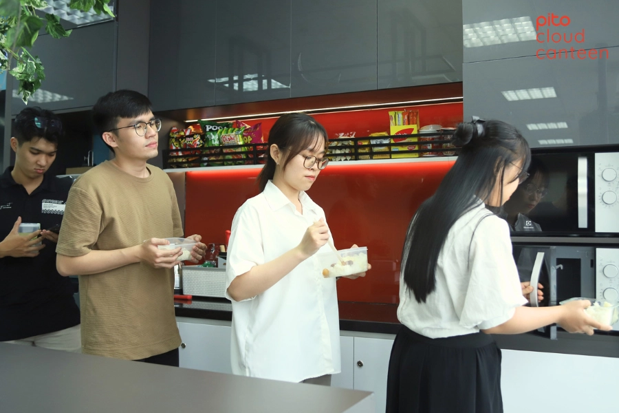 Xếp hàng đợi hâm cơm trưa ở văn phòng là điều thường xuyên diễn ra - PITO Cloud Canteen