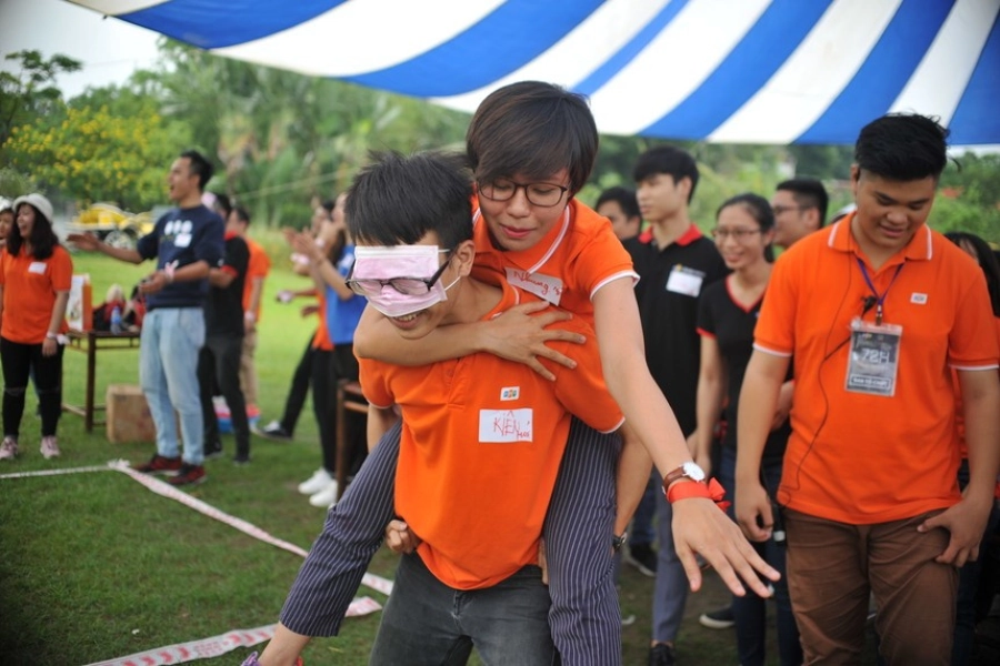 Tro-choi-bit-mat-cong-con-PITO Trò chơi team building cho gia đình, trò chơi bịt mắt cõng trẻ - PITO