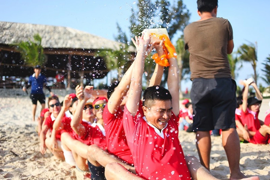 Tro-choi-team-building-cho-gia-dinh-dua-nuoc-ve-nguon-PITO Trò chơi team buiding cho gia đình, trò chơi đưa nước về nguồn - PITO