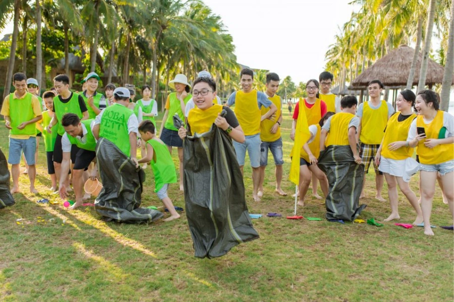 Tro-choi-team-building-cho-gia-dinh-nhay-bao-bo-tiep-suc-PITO Trò chơi team building cho gia đình, trò chơi nhảy bao bố tiếp sức - PITO