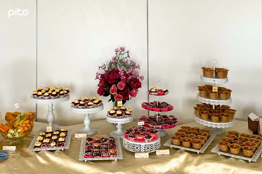 Bàn tiệc gồm các loại bánh chocolate