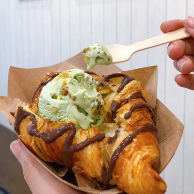 Bánh croissant kết hợp kem tươi