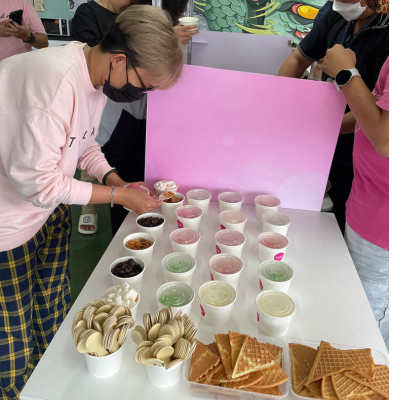 Thực khách tự chọn topping trong Live Station xe kem