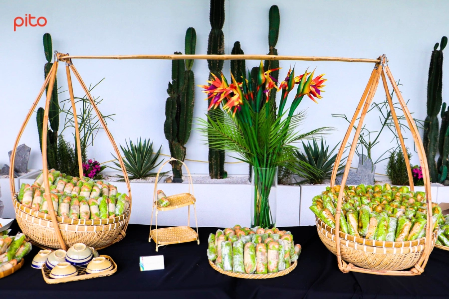 Gỏi cuốn đựng trong quang gánh
