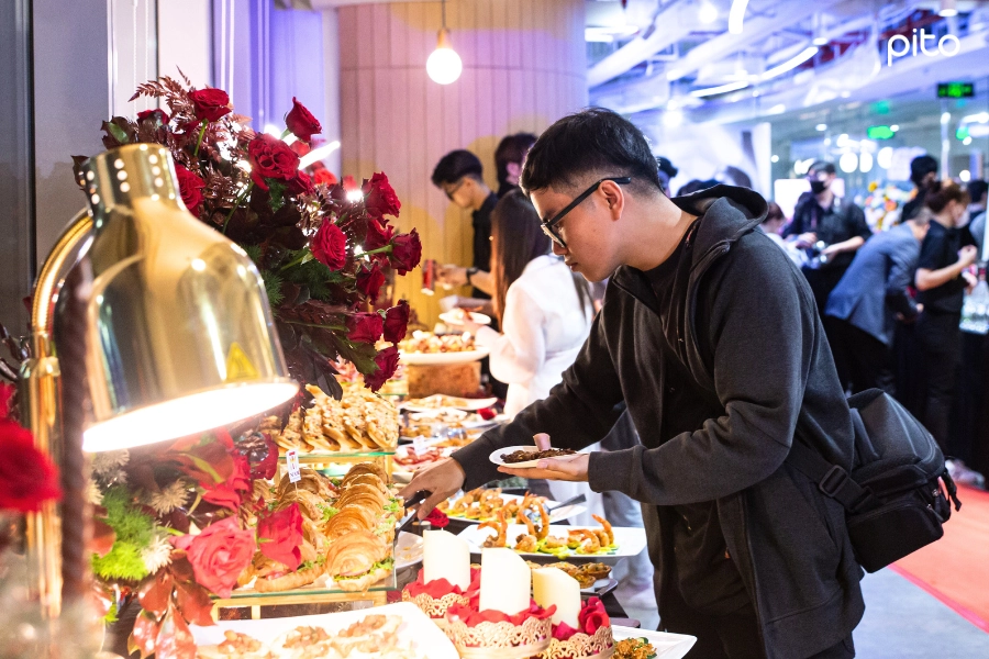Khách dùng tiệc Finger Food