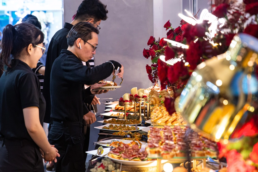 Khách thưởng thức tiệc Finger Food