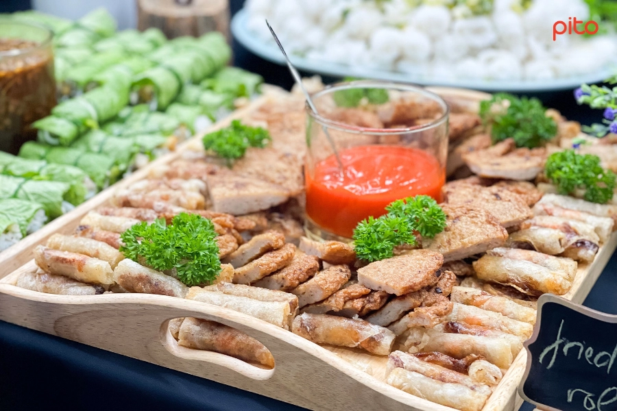 Khay gỗ đựng món ăn tiệc buffet