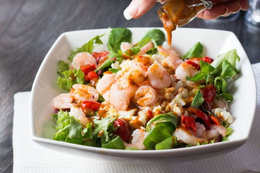 Salad-tom-trung-sot-bo-dau Salad tôm trứng sốt bơ đậu phộng