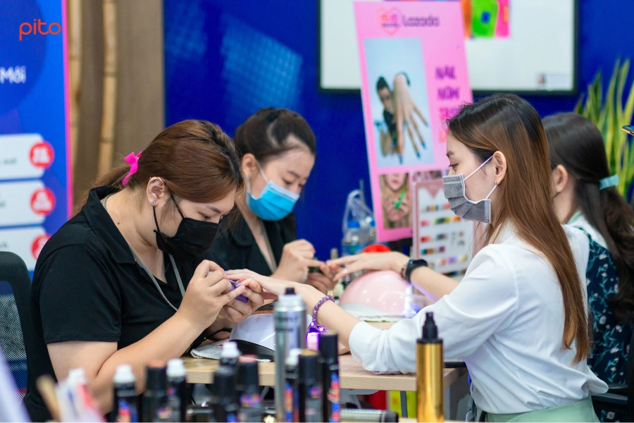 Làm nail tại văn phòng