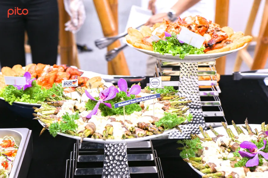 Bàn tiệc gần gũi với người Việt