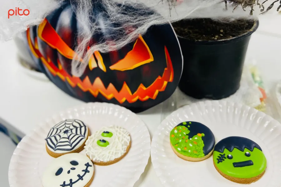 Bánh quy Halloween tự trang trí trong tiệc công ty