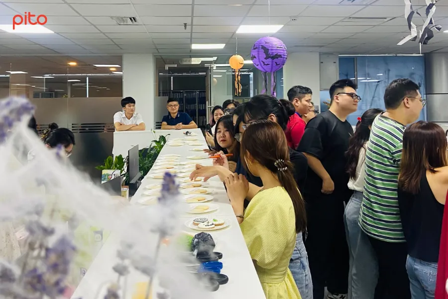 Nhân viên công ty đang trang trí bánh theo phong cách riêng