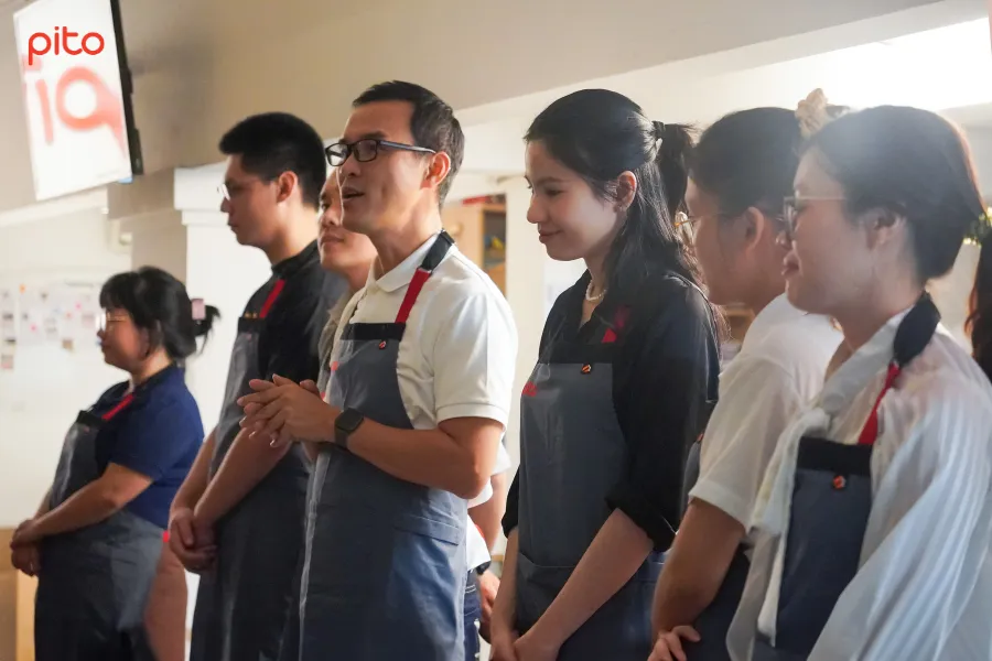 Nhan-vien-phuc-vu-la-ma-quen Ban lãnh đạo và các quản lý team đóng vai nhân viên phục vụ