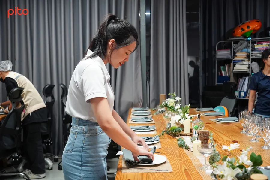 PITO-cung-doi-tac-don-dep-cho-ban-tiec PITO cùng đối tác đang bày biện bàn tiệc
