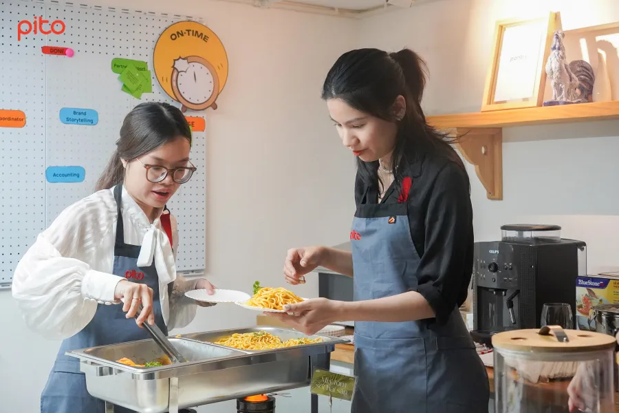 Thực khách thoải mái lựa chọn đồ ăn
