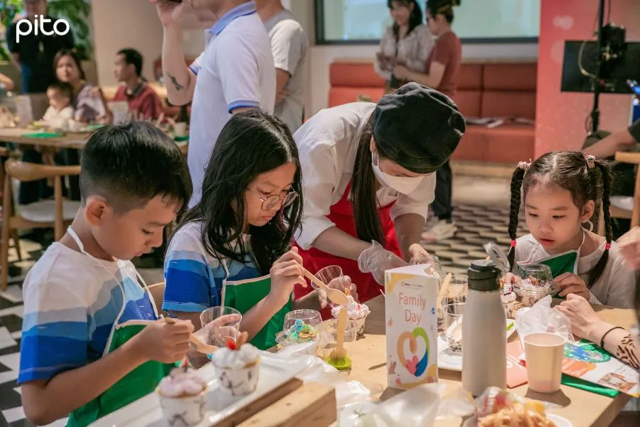 Các bạn nhỏ thích thú với hoạt động làm bánh cupcake