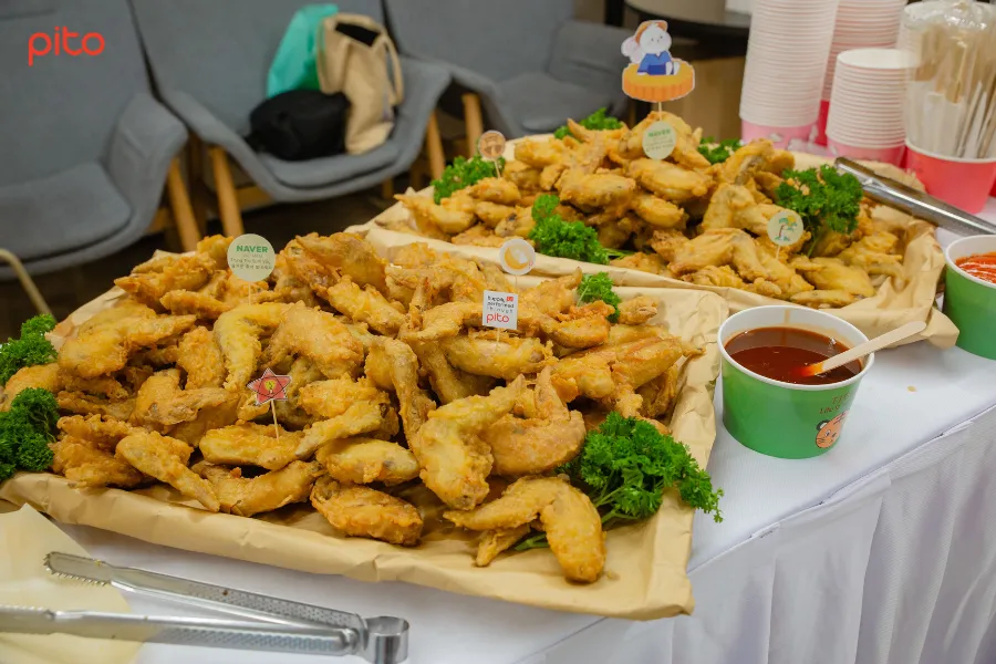 Phục vụ món gà rán