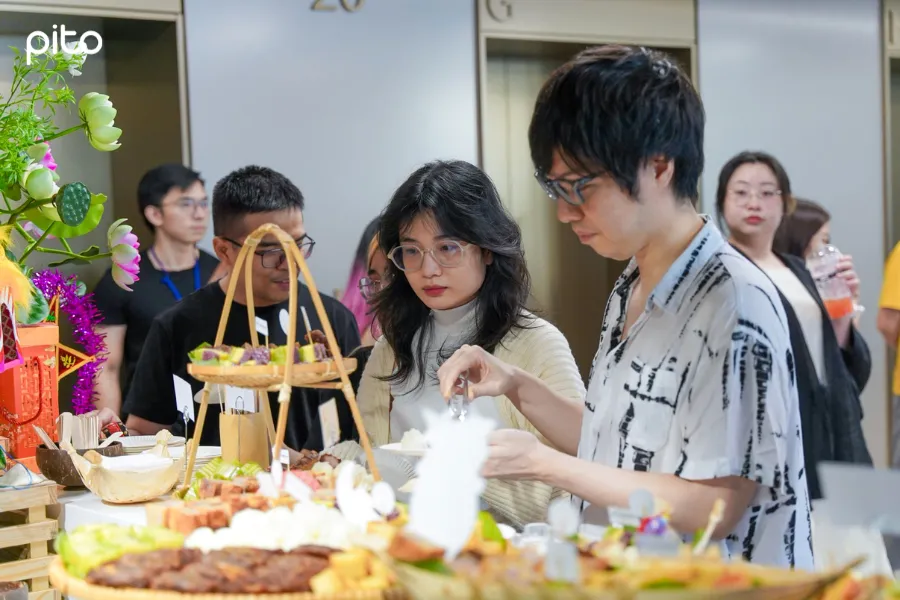 Thực khách thưởng thức bàn tiệc Trung thu