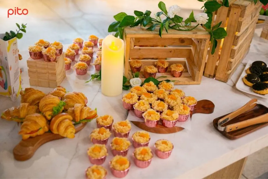 Bàn tiệc gồm các loại bánh mặn ngọt