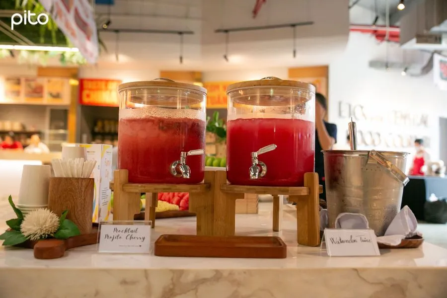 Nước ép trong bàn tiệc