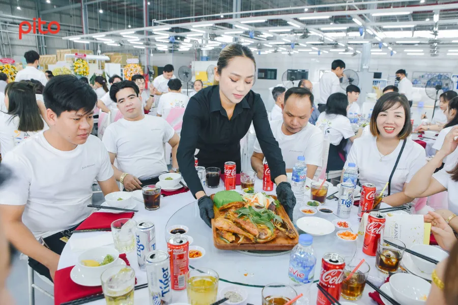 Bàn tiệc khai trương tại John Richard