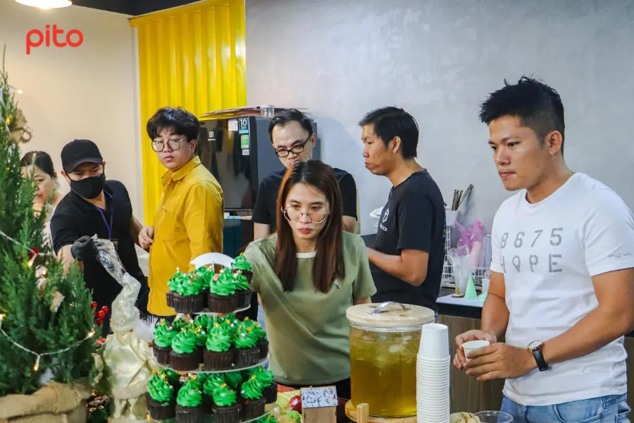 Nhân viên Devblock thưởng thức tiệc trong hoạt động Happy Hour